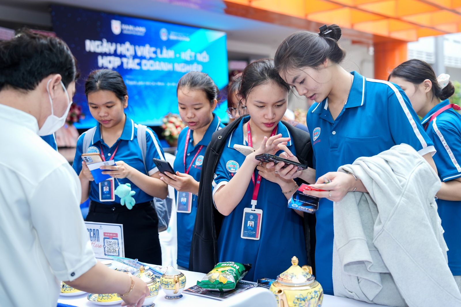 Sinh viên thích thú tìm hiểu doanh nghiệp. Nguồn: BETU