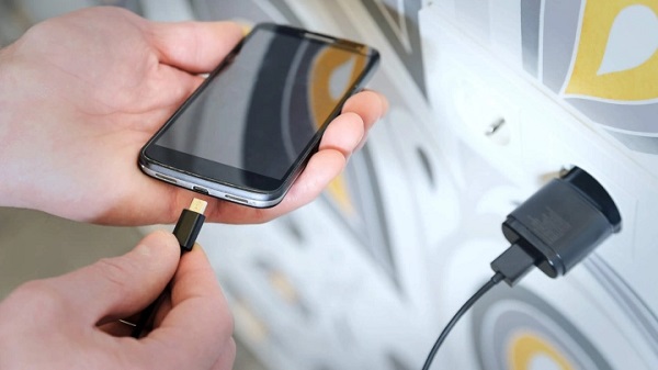 Khi sạc điện thoại nên cắm sạc vào ổ điện trước hay điện thoại trước?