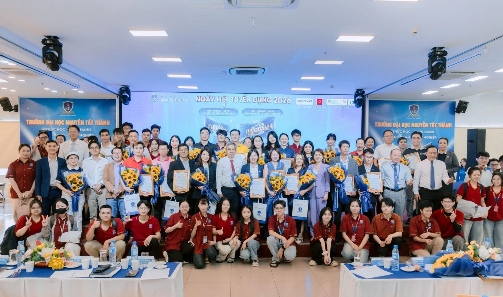 Không Khí Bùng Nổ Cùng 2.000 Cơ Hội Việc Làm Đa Ngành