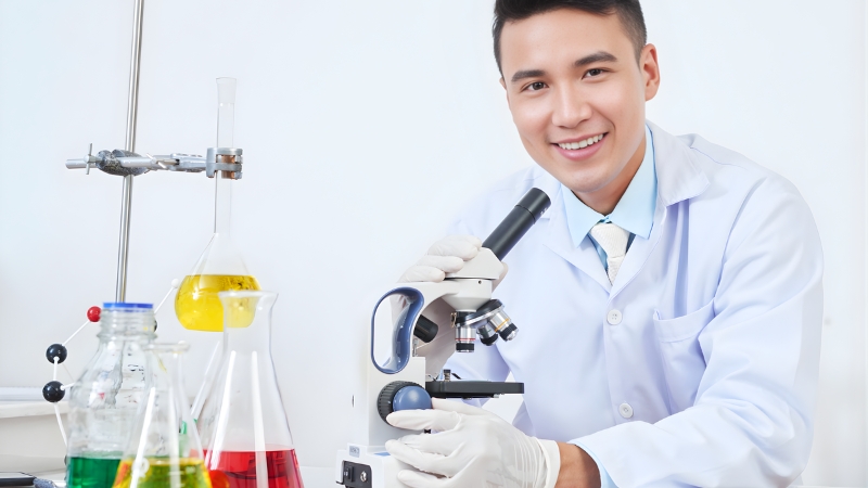Kỹ sư hóa học là nhà khoa học nghiên cứu, phát triển phân tử, nguyên lý chủ động và sản phẩm liên quan đến hóa học (Nguồn: Internet)