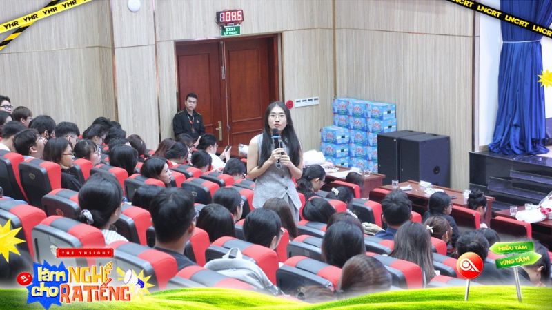 Diễn giả Châu Lê (Violet) chia sẻ tại sự kiện.
