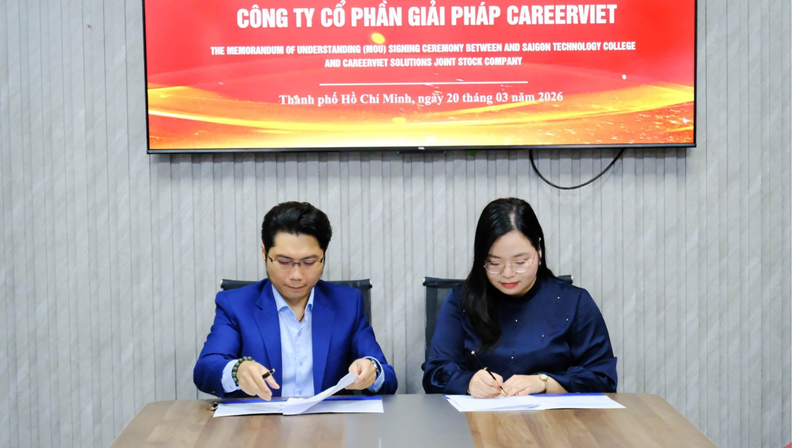 Đại diện hai bên thực hiện nghi thức ký kết và trao biên bản ghi nhớ. Nguồn: SGT