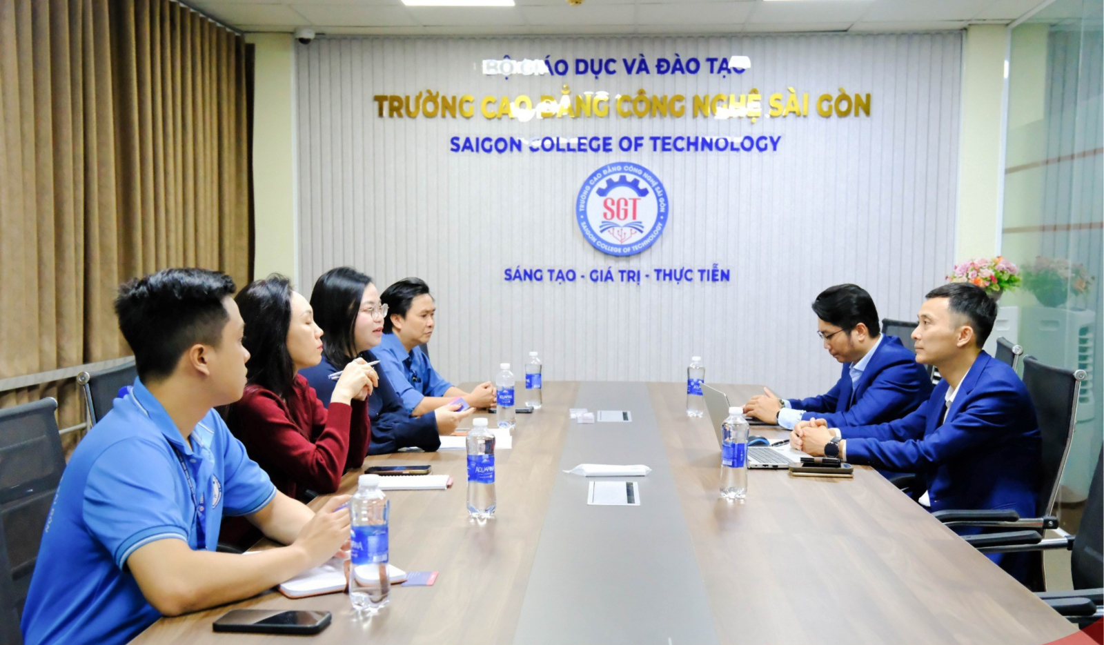 Toàn cảnh sự kiện ký kết với sự tham gia của lãnh đạo hai đơn vị. Nguồn: SGT