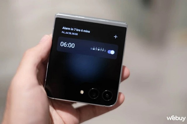 Màn hình phụ Flex Window trên Galaxy Z Flip5 làm được gì: Xem được cả YouTube, Netflix