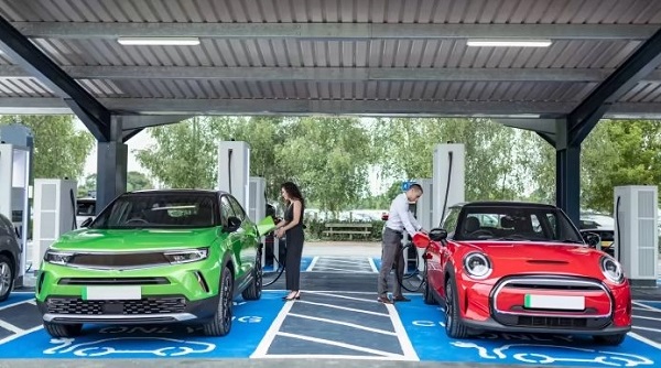 Nghịch lý ngành xe điện tại châu Âu: ''Tất tay'' phát triển xe xanh nhưng sạc đầy pin xe điện lại đắt đỏ hơn đổ đầy 1 bình xăng