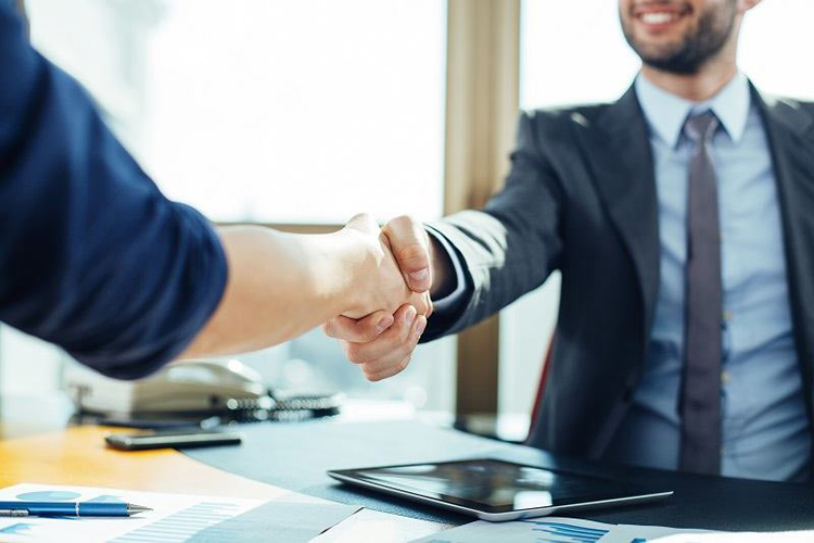 Nhân viên kinh doanh trong quá trình chăm sóc khách hàng (Nguồn: Internet)