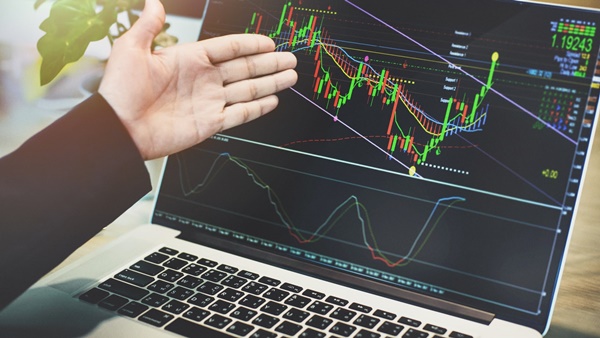 Nhân viên phân tích tài chính trong quá trình phân tích và đưa ra dự báo (Nguồn: Internet)