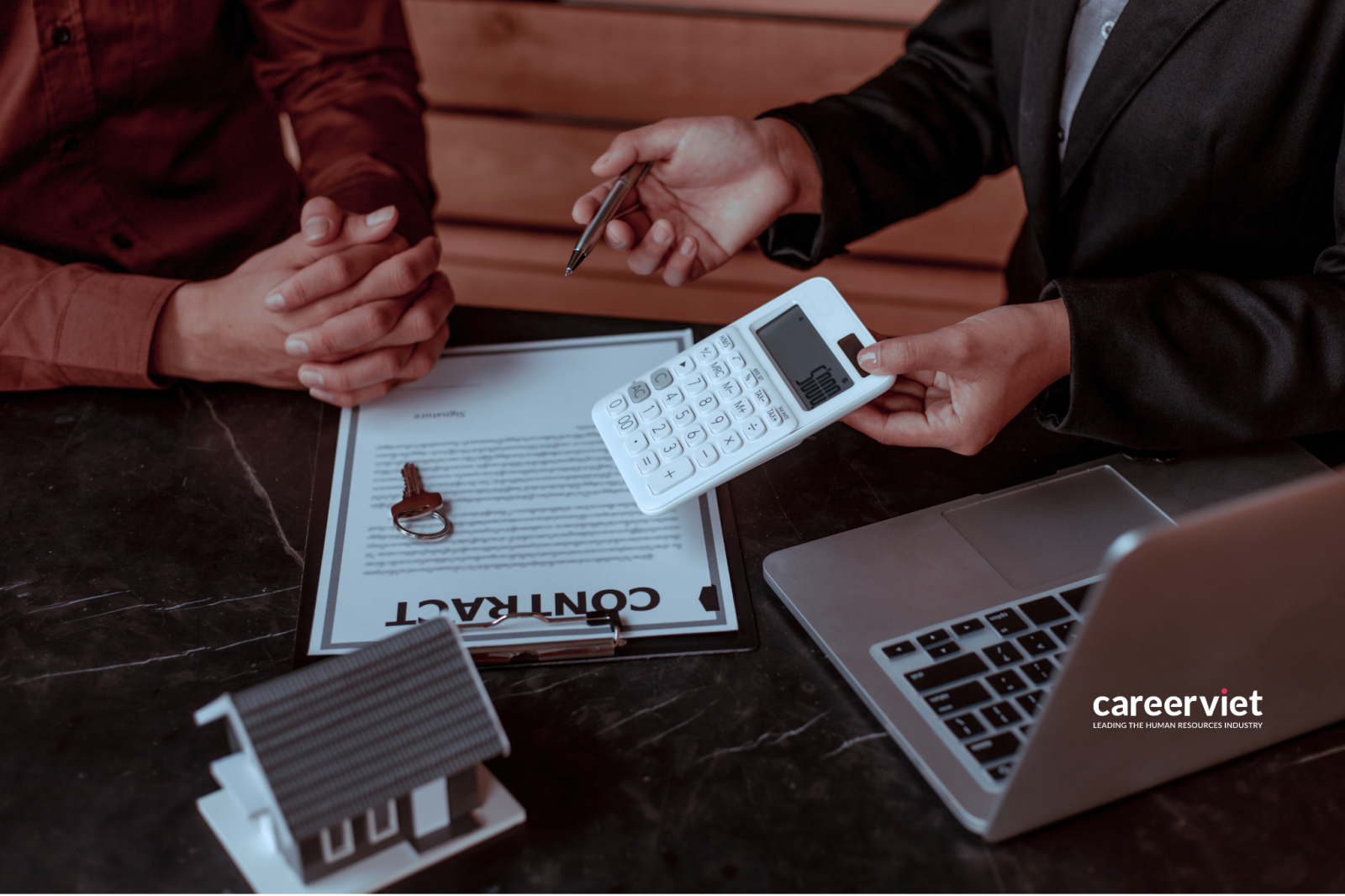 Nhân sự ngành Sales cần có kỹ năng bán hàng và vận dụng công nghệ vào trong công việc. Nguồn: Internet