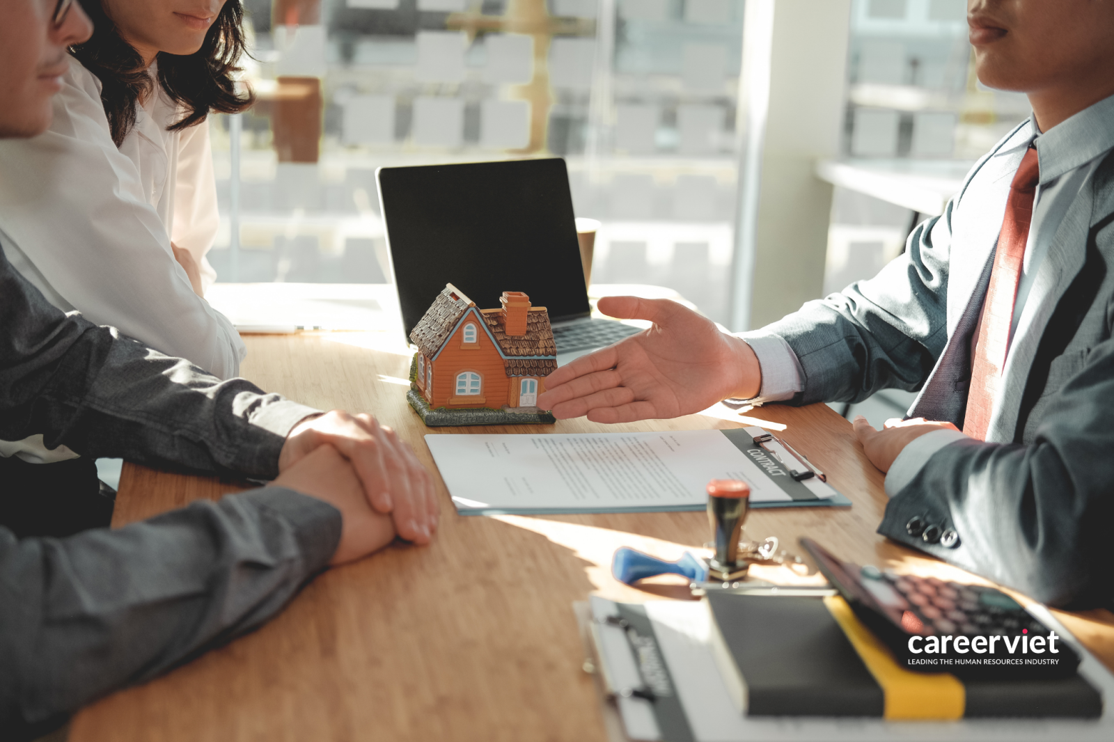 Thay vì chỉ giới thiệu sản phẩm, nhân viên kinh doanh cần tìm hiểu vấn đề và đưa ra giải pháp dựa trên nhu cầu thực tế của khách hàng. Nguồn: Internet