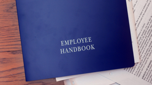Employee Handbook (Sổ tay nhân viên) đóng vai trò quan trọng với người lao động trong quá trình làm việc tại tổ chức. Nguồn: Internet