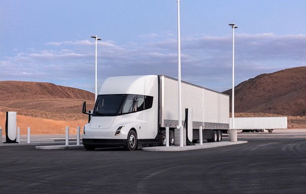 Tài xế kỳ cựu phàn nàn về Tesla Semi: Buồng lái phù hợp với siêu xe hơn là xe tải