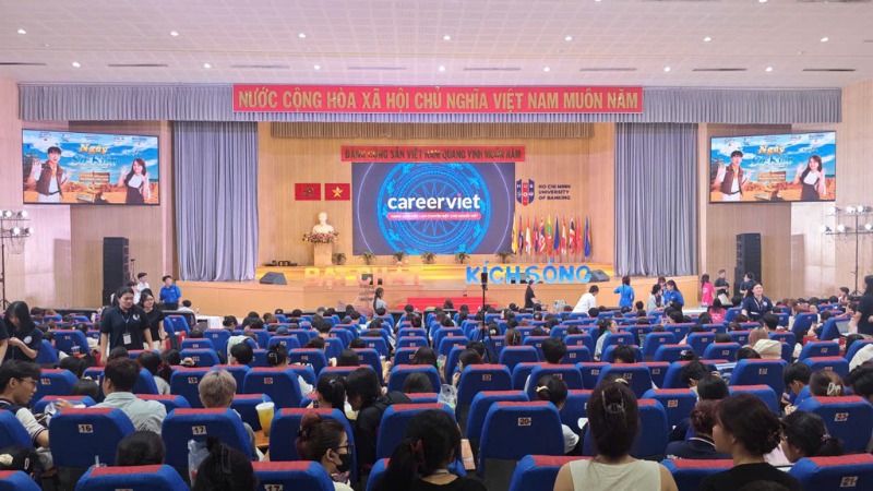Toàn cảnh không gian bùng nổ của Talkshow “Bật Chất Kích Sóng” tại trường Đại học Ngân hàng TP.HCM. Nguồn: CareerViet