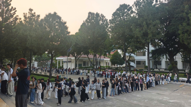 Không khí check-in náo nhiệt trước giờ “tàu nhổ neo” ra khơi. Nguồn: CareerViet