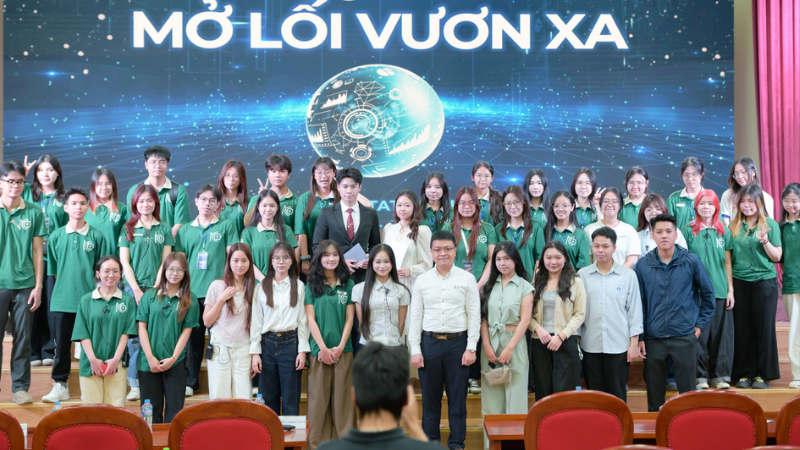 Talkshow với chủ đề “Chạm Data - Mở lối vươn xa”. Nguồn: NEU