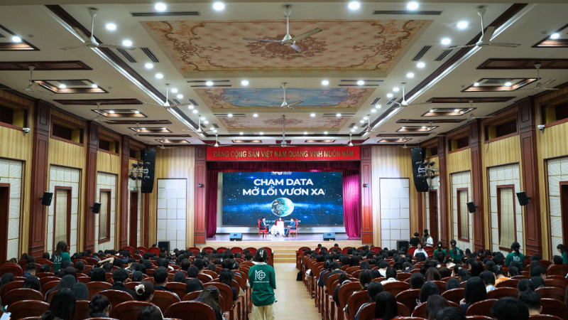 Đông đảo các bạn sinh viên tham dự talkshow. Nguồn: NEU