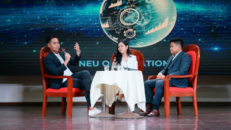 Các chuyên gia, khách mời chia sẻ về chủ đề chính của buổi talkshow. Nguồn: NEU