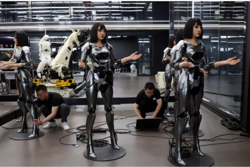 Trung Quốc bắt đầu sản xuất hàng loạt robot hình người tích hợp AI, có biểu cảm khuôn mặt