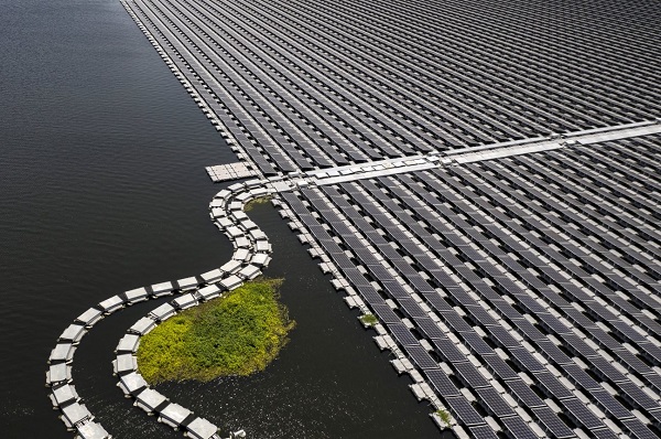 Trung Quốc bê công nghệ sản xuất điện ra biển: Nửa triệu tấm pin phủ kín khu vực rộng bằng 400 sân bóng đá, đủ dùng cho 100.000 ngôi nhà