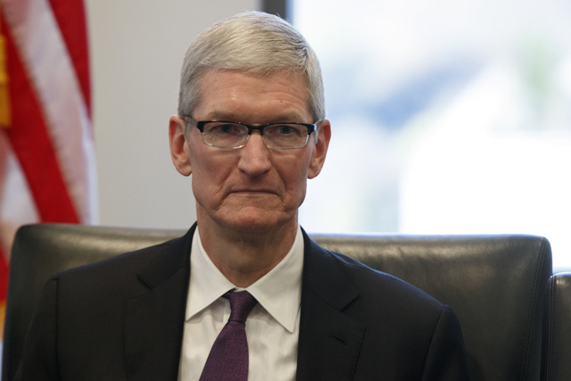 
Nhưng vì sao vẻ mặt của CEO Tim Cook lại thoáng buồn?
