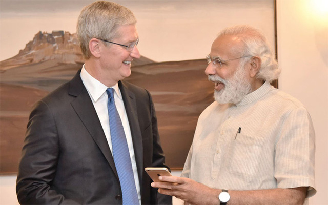 Tim Cook bên cạnh Phó thủ tưởng Ấn Độ Narendra Modi