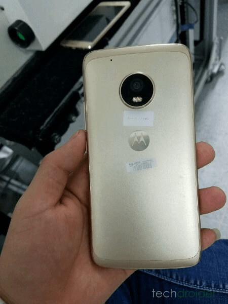 
Cụm camera rất giống của Moto Z
