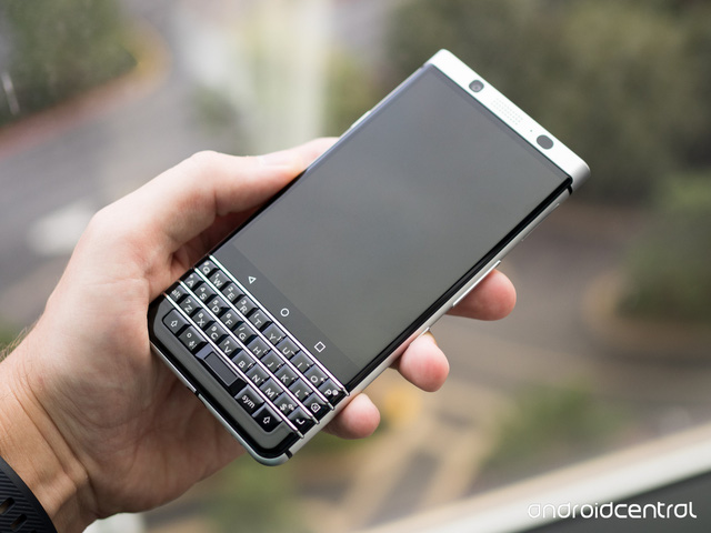 
Dễ dàng nhận ra BlackBerry Mercury lấy ý tưởng từ chiếc Passport với màn hình cảm ứng 4.5-inch ở phía trên và sự trở lại của bàn phím QWERTY ở phía dưới. Máy cũng dài và thon hơn so với vóc dáng vuông vắn của Passport.

