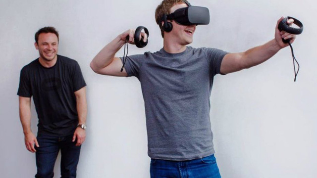 
Ông chủ Facebook thử kính thực tế ảo của Oculus
