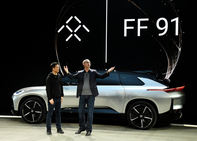 
Tỷ phú Jia Yueting (trái) và phó chủ tịch Faraday Future Nick Sampson giới thiệu mẫu xe FF91 tại triển lãm CES 2017
