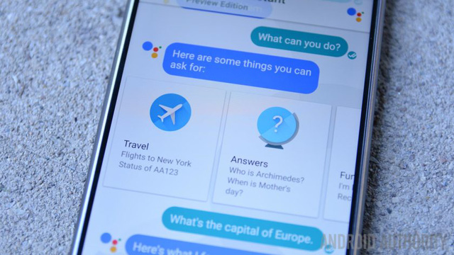 
Google Assistant giao tiếp với người dùng.
