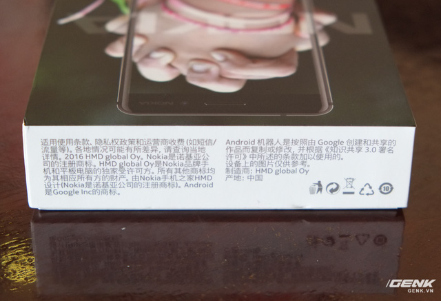 
Với việc là một sản phẩm chỉ dành riêng cho thị trường Trung Quốc, hộp của máy đa phần được viết bằng tiếng Trung. Mặc dù vậy, chúng ta có thể nhận ra cụm từ HMD Global Oy - tên công ty chủ quan thương hiệu Nokia trên đó.
