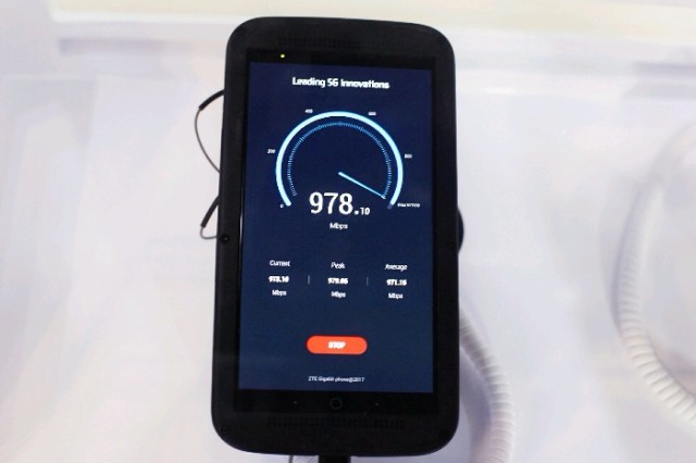 
ZTE ra mắt nguyên mẫu smartphone đầu tiên trên thế giới có thể đạt tốc độ tải dữ liệu gần 1 Gb/s.
