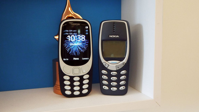 
Nokia 3310 phiên bản mới (trái) sánh vai cùng phiên bản nguyên thủy
