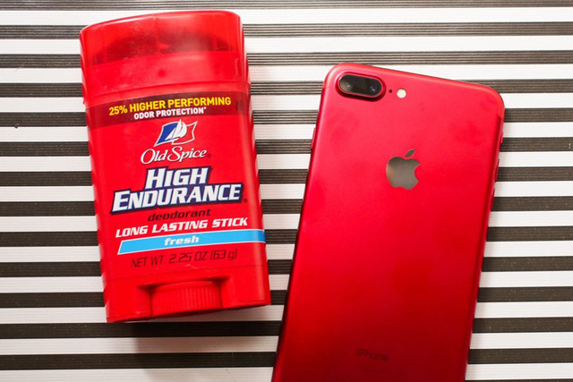 So vơi lọ lăn nách khử mùi huyền thoại của Old Spice, iPhone 7 Red đậm màu hơn.