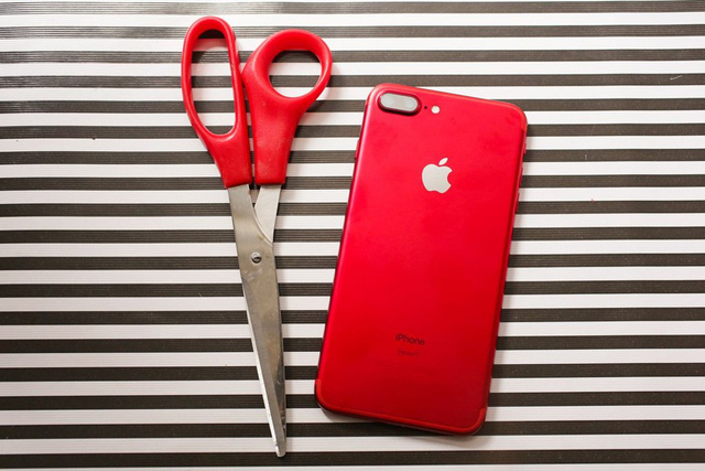 Lớp sơn trên iPhone 7 Red khá bóng bẩy, không quá nhám như bản Matte Black.