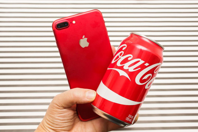 Màu lon Coca-Cola tươi hơn, rực rỡ hơn.