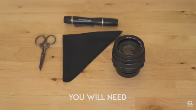 
Bên cạnh đó, bạn cũng cần chuẩn bị thêm 1 cây kéo nhỏ, 1 miếng vải mềm và cây lau bụi cho lens.

