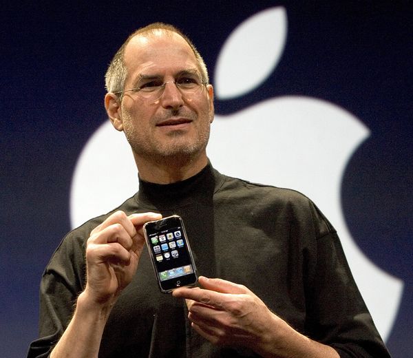 
Steve Jobs trình làng mẫu iPhone đầu tiên
