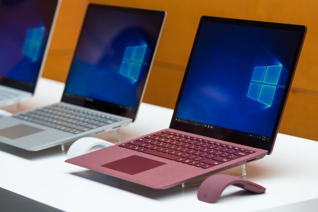 
Surface Laptop mới ra mắt của Microsoft có khung bằng kim loại, bàn phím nhựa và một lớp vải phủ trên bề mặt
