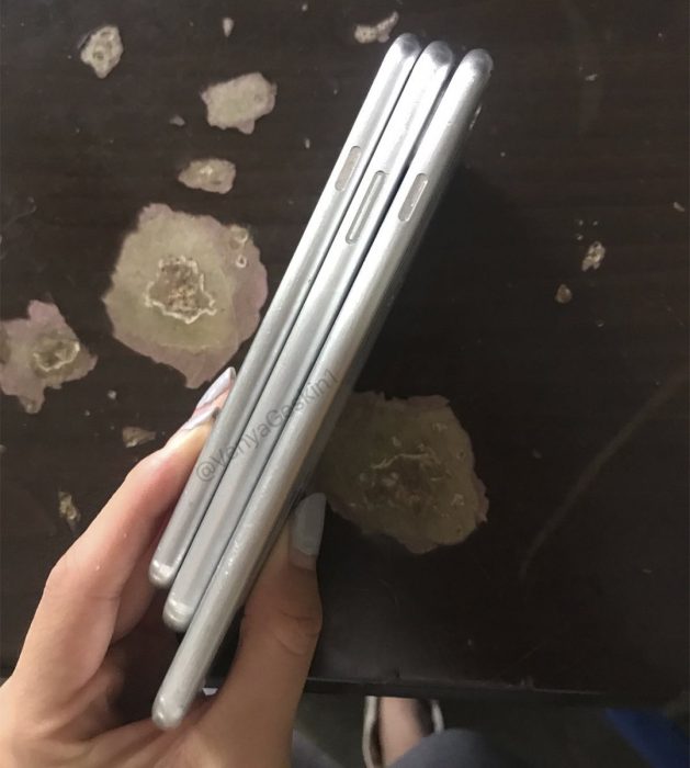 
Nút nguồn iPhone 8 (giữa) dài hơn khá nhiều
