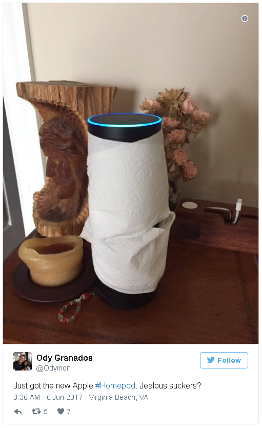 
Một màn cosplay HomePod của Amazon Echo.
