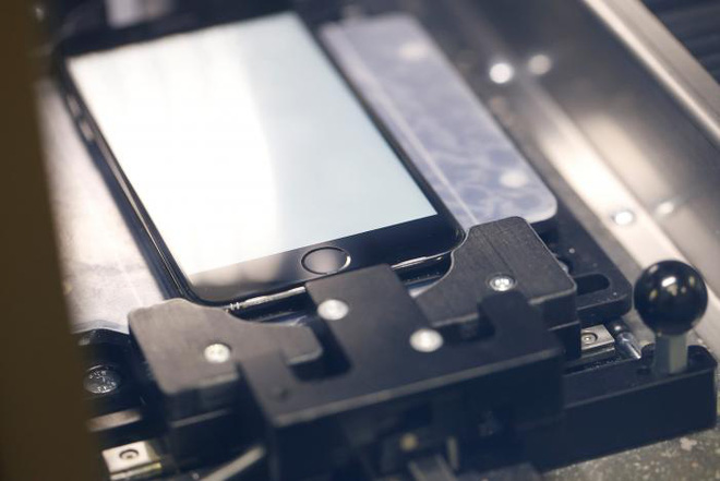 Chiếc iPhone được sửa sẽ được cố định bằng phần khung này.