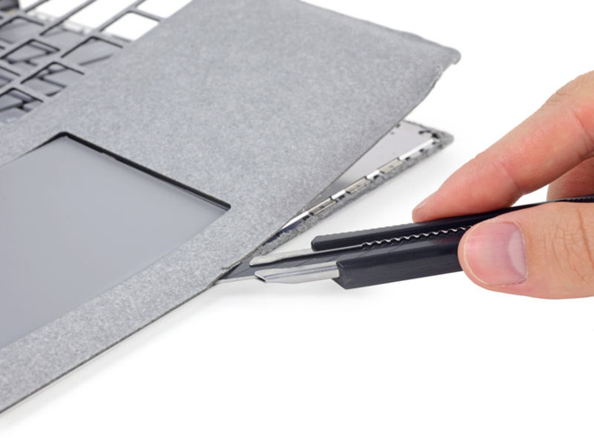 Chỉ có một cách để mở Surface Laptop là cắt lớp vải trên bàn phím đi