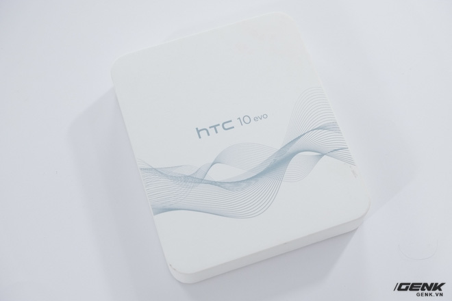 Hộp của HTC 10 Evo mang thiết kế quen thuộc so với các sản phẩm HTC trước đây