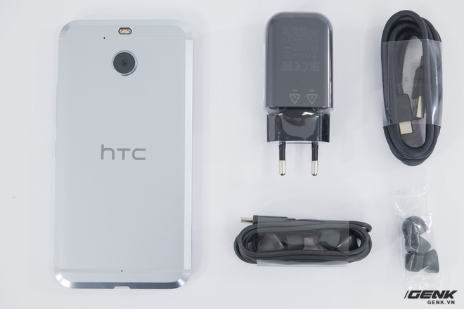 Bên trong hộp của HTC 10 Evo bao gồm thân máy, cáp USB-C, sạc nhanh và tai nghe. Do HTC 10 Evo không có jack tai nghe 3.5mm, tai nghe đi kèm máy cũng sử dụng cổng USB-C. Rất tiếc, HTC không tặng kèm người dùng adapter chuyển từ USB-C sang 3.5mm để họ có thể sử dụng các loại tai nghe cũ.