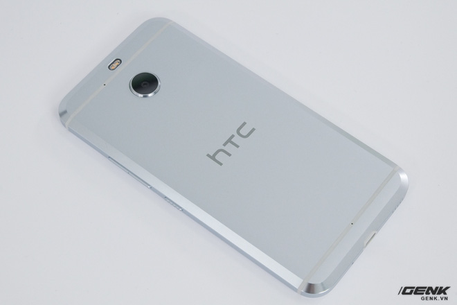 HTC 10 Evo có thiết kế dựa trên cảm hứng của chiếc HTC 10. Máy được làm bằng chất liệu nhôm nguyên khối.