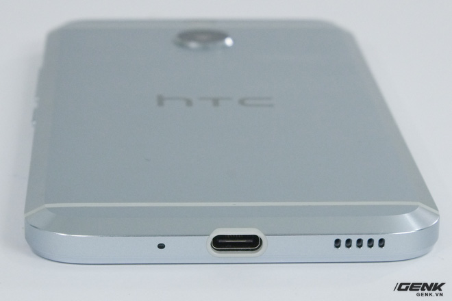 Cạnh dưới của HTC 10 Evo chỉ có một cổng USB-C duy nhất. Máy không có jack cắm tai nghe.