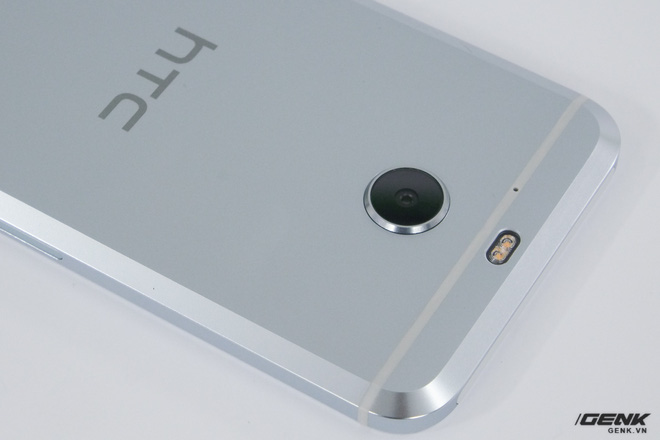 Hệ thống camera của HTC 10 Evo được đánh giá rất cao trong tầm giá. Nó có độ phân giải 16MP, khẩu độ f/2.0, hỗ trợ OIS (chống rung quang học), lấy nét theo pha và đèn flash dual-tone