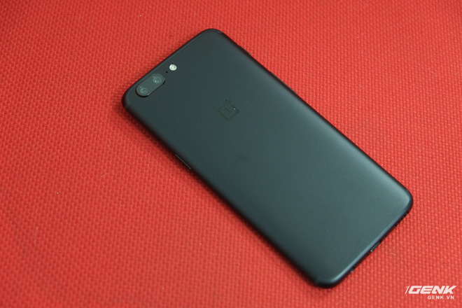 Đây là nhân vật chính của chúng ta, chiếc OnePlus 5. Trên chiếc máy này, OnePlus đã tiến hành phân biệt màu sắc qua dung lượng RAM, cụ thể hơn là phiên bản màu xám sẽ có RAM 6GB, còn màu đen sẽ có RAM 8GB. Đây là phiên bản RAM 8GB, vậy nên nó sẽ có màu đen.