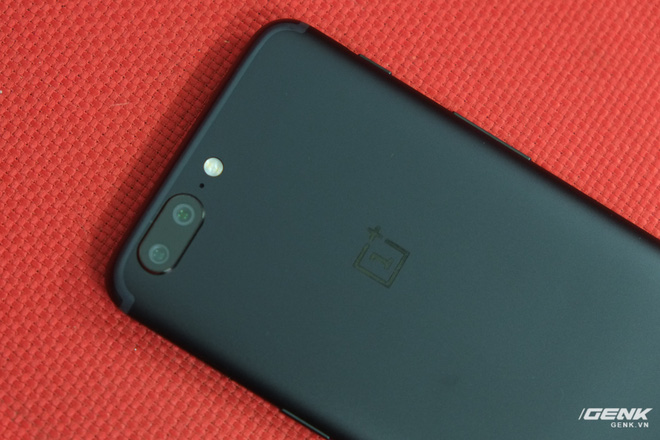 OnePlus 5 gây nhiều tranh cãi ở thiết kế mặt lưng, khi có cụm camera kép, mic, đèn flash và dải anten được thiết kế y hệt iPhone 7 Plus