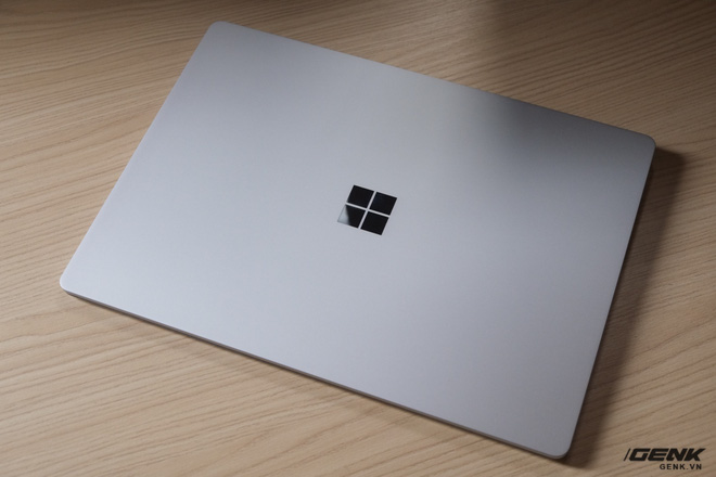 Đây là chiếc Surface Laptop phiên bản màu bạc. Vỏ ngoài của máy được làm hoàn toàn bằng chất liệu nhôm